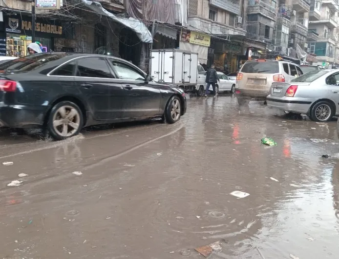 مياه الأمطار تغمر شوارع ومنازل ومحال في حلب
