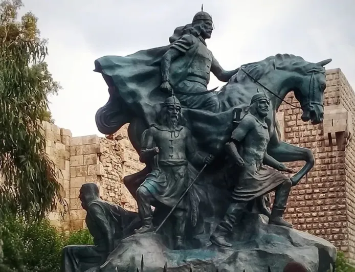 نقل تمثال صلاح الدين الأيوبي إلى موقع آخر