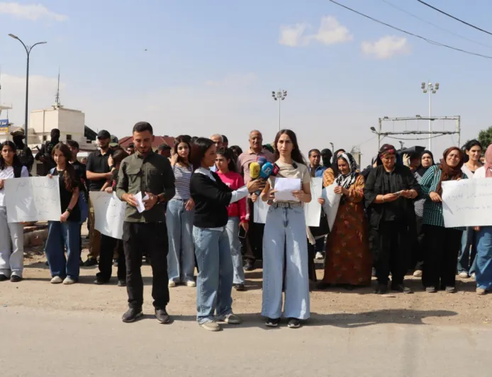 شباب قامشلو يحتجون على استقدام موظفين من خارج المنطقة إلى مطار قامشلو الدولي