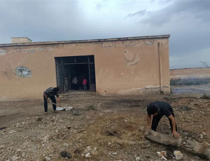 أهالي ربيعات يبدؤون ترميم مدرستهم المتضررة لاستقبال 170 طالباً