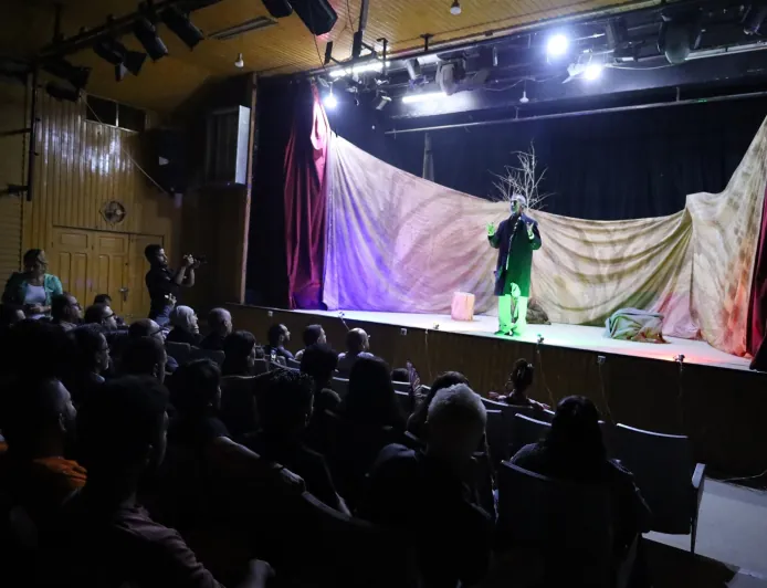 عرض مسرحية "الذي لا يأتي" في الحسكة وسط حضور جماهيري لافت