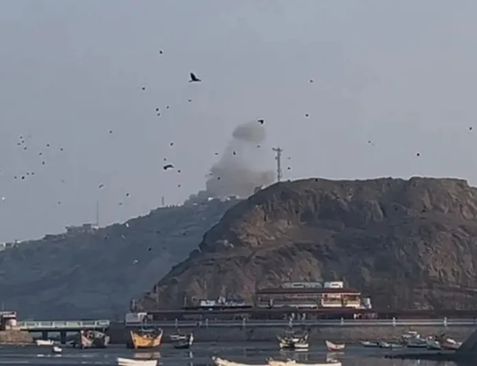 قتلى وجرحى بهجوم حوثي استهدف القصر الرئاسي في عدن