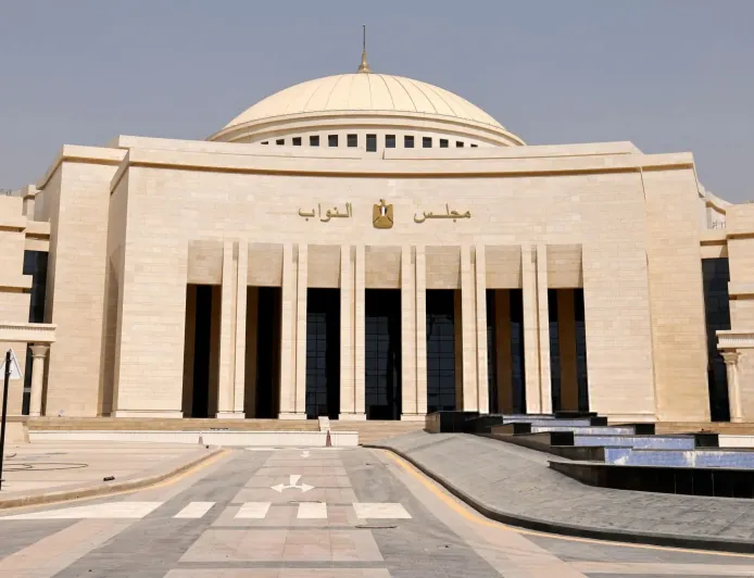 السيسي يطلب تفويضاً برلمانياً للتدخل عسكرياً دفاعاً عن السعودية