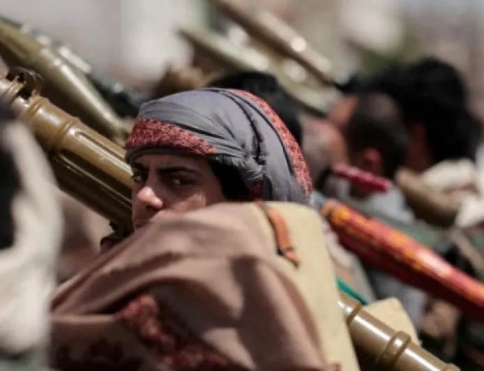 مقتل 18 على الأقل في هجوم للحوثيين على معسكر لقوات الحكومة المركزية