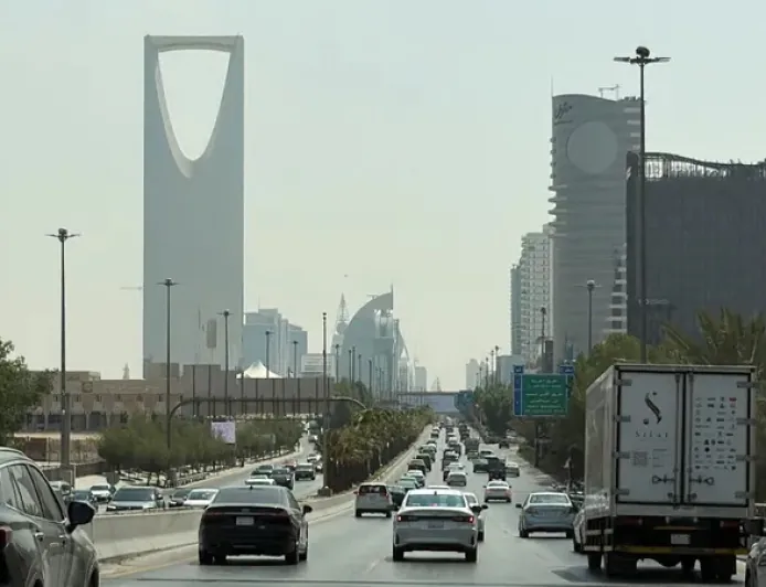 السعودية تعلن اعتراض صاروخ ومسيّرة فوق الرياض