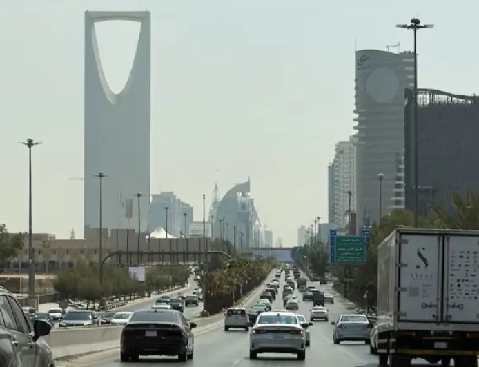السعودية تعلن اعتراض مسيّرات وصواريخ والحوثيون يجددون التهديد باستهداف مطار الرياض