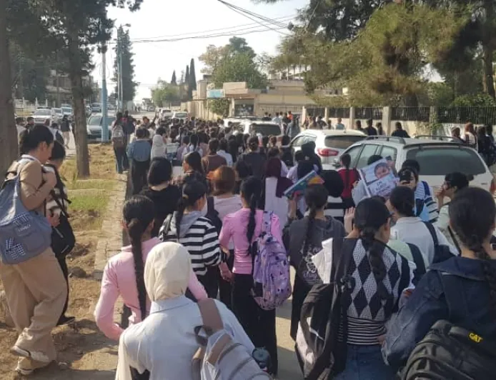 عبر مسيرة احتجاجية.. طلبة ديرك يطالبون بحقهم في التعليم باللغة الكردية