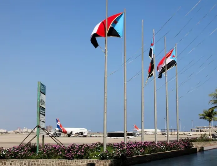 الحوثيون يقصفون مطار عدن في اليمن