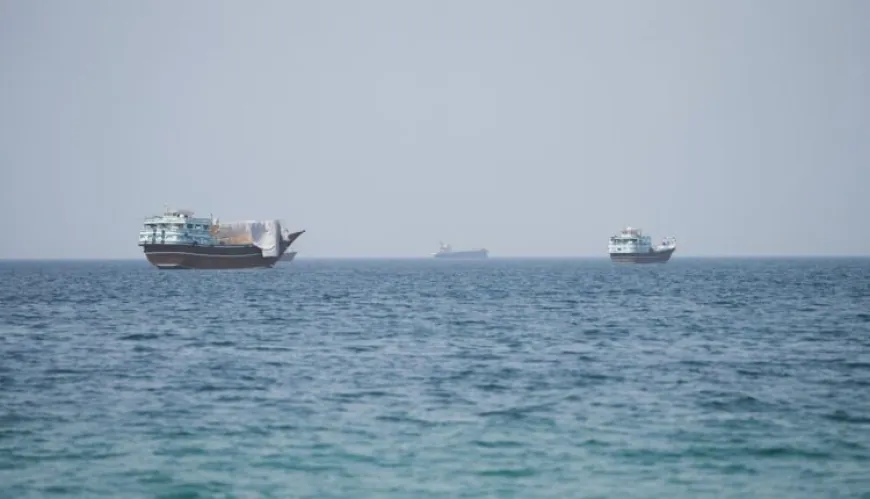 مقذوف مجهول يصيب ناقلة في مضيق هرمز