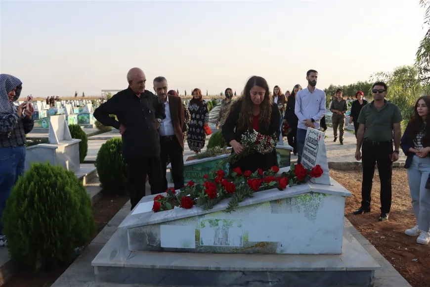 وفد شمال كردستان يزور مزار الشهيد خبات في ديرك