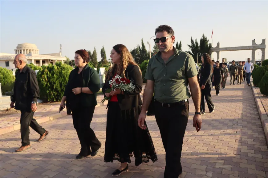 وفد شمال كردستان يزور مزار الشهيد خبات في ديرك