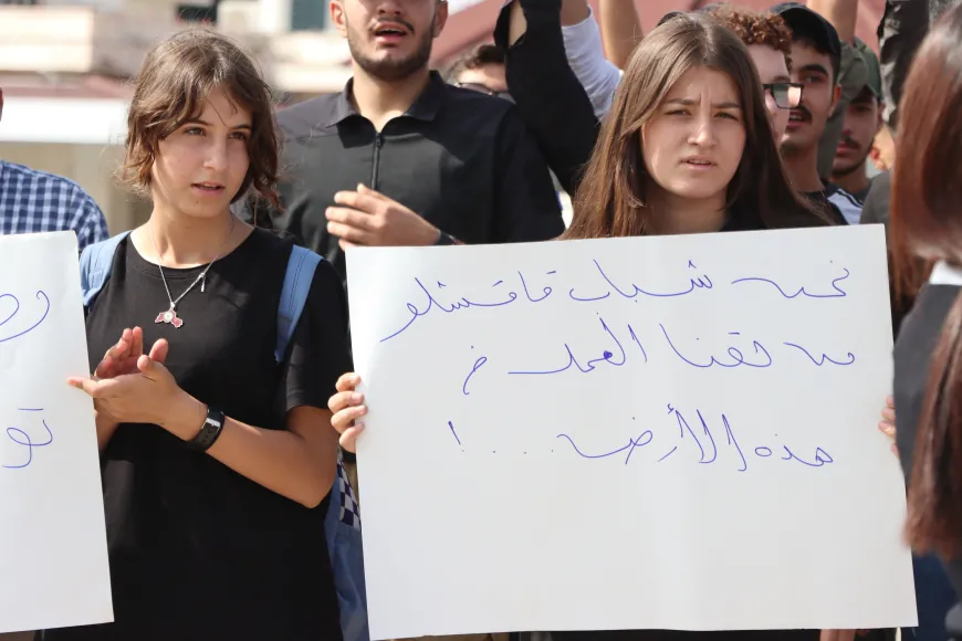 شباب قامشلو يحتجون على استقدام موظفين من خارج المنطقة إلى مطار قامشلو الدولي