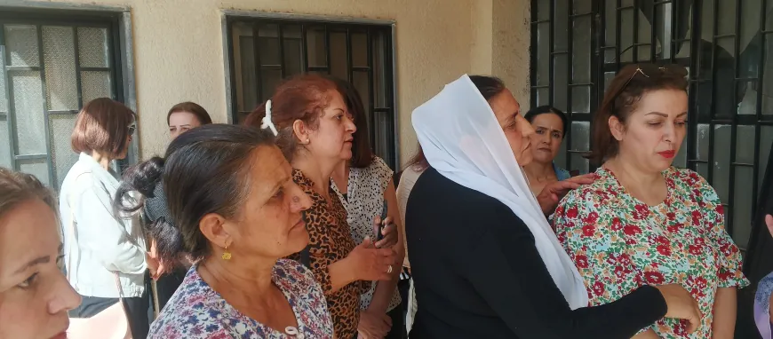 موظفون وموظفات مفصولون في السويداء يطالبون بإعادتهم إلى وظائفهم