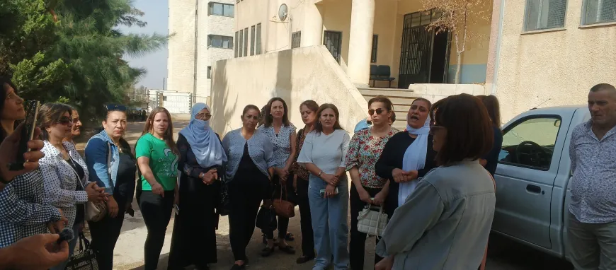 موظفون وموظفات مفصولون في السويداء يطالبون بإعادتهم إلى وظائفهم