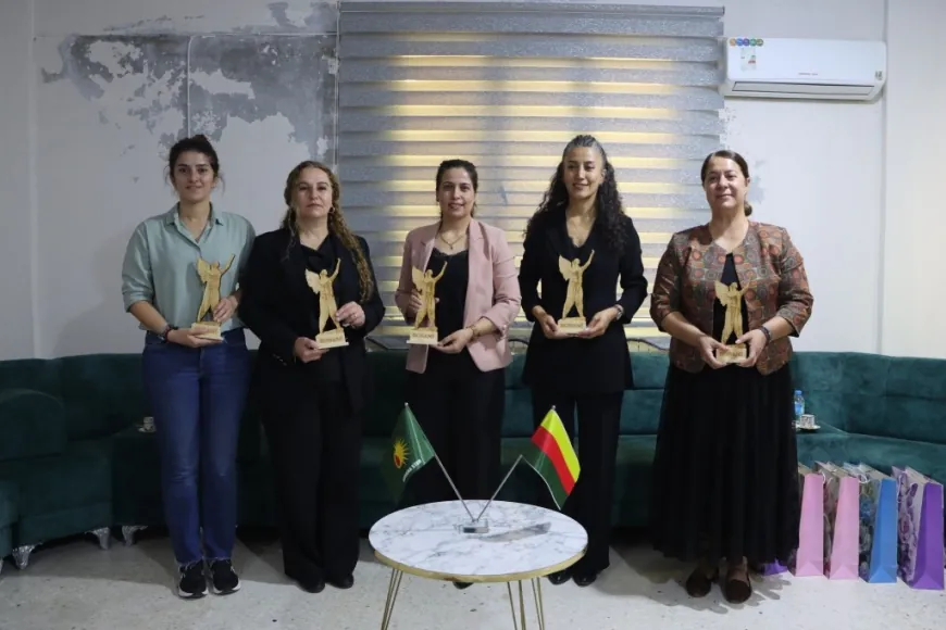 وفد شمال كردستان يزور مؤسسات كوباني ويُكرَّم بهدايا رمزية