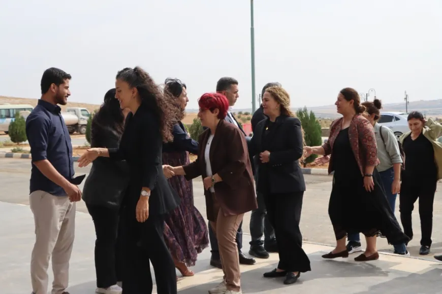 وفد شمال كردستان يزور مؤسسات كوباني ويُكرَّم بهدايا رمزية