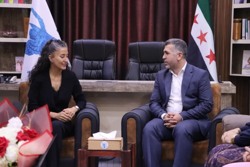 وفد شمال كردستان يزور مؤسسات كوباني ويُكرَّم بهدايا رمزية