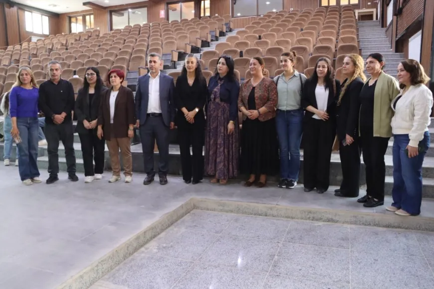وفد شمال كردستان يزور مؤسسات كوباني ويُكرَّم بهدايا رمزية