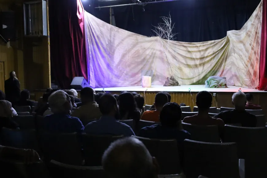عرض مسرحية "الذي لا يأتي" في الحسكة وسط حضور جماهيري لافت