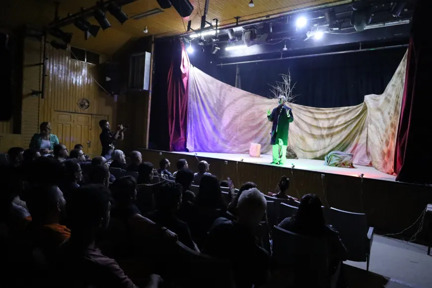 عرض مسرحية "الذي لا يأتي" في الحسكة وسط حضور جماهيري لافت
