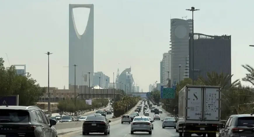 السعودية تعلن اعتراض مسيّرات وصواريخ والحوثيون يجددون التهديد باستهداف مطار الرياض