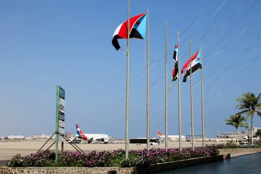 الحوثيون يقصفون مطار عدن في اليمن