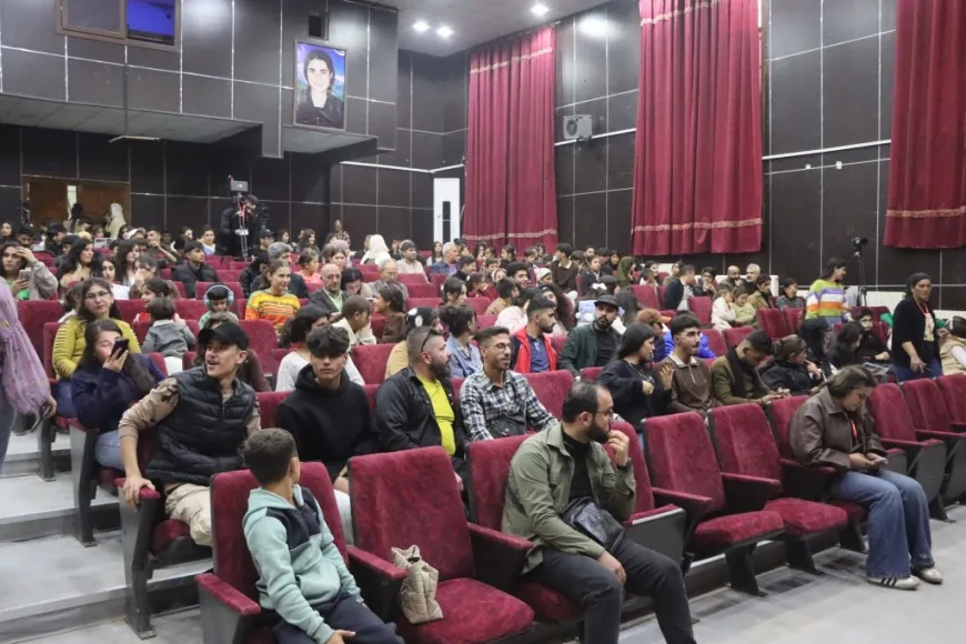 عرضان مسرحيان في اليوم الثاني من مهرجان "آرين جدائل السلام"