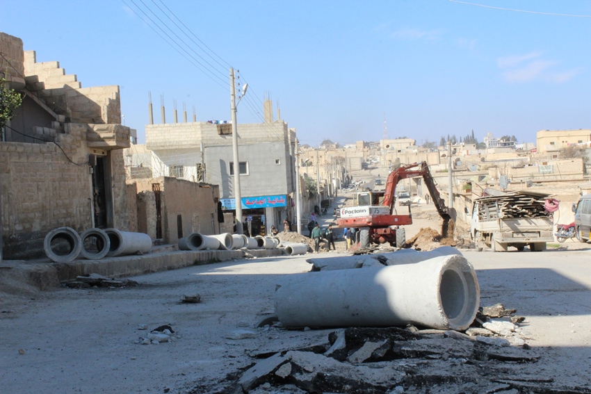 AL-Tabqa 's municipality continues to repair sanitation system .