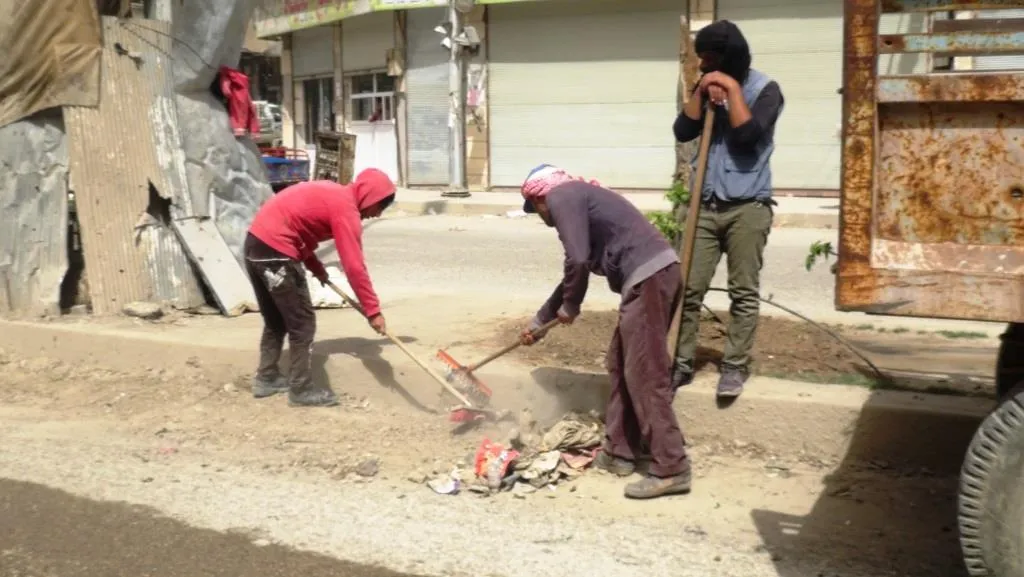 Al-Raqqa people’s municipality continues cleaning neighborhoods 