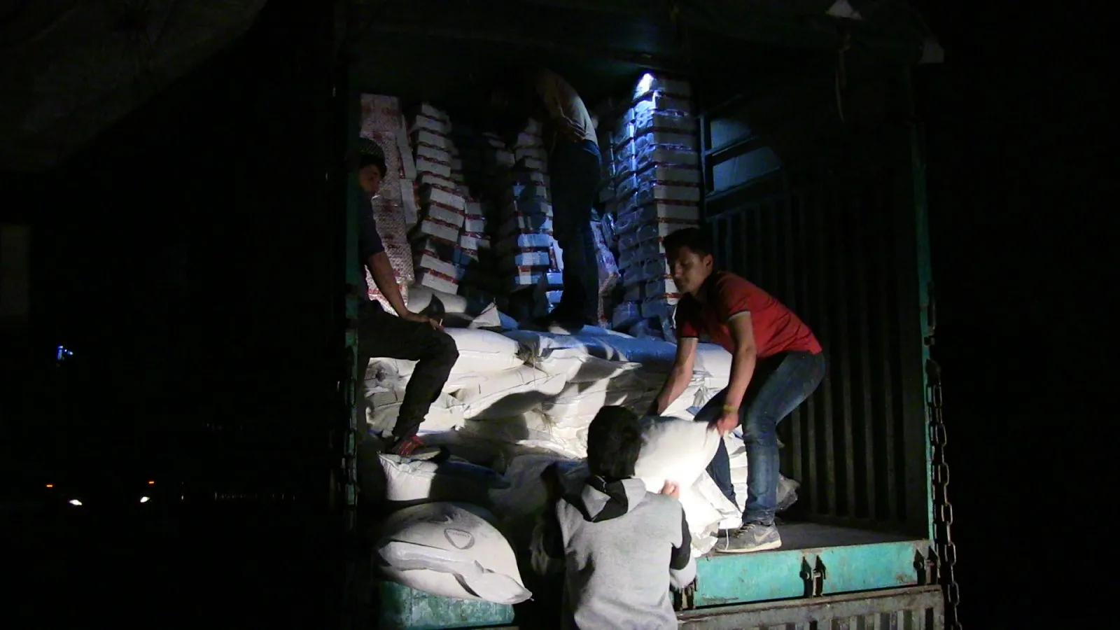 Aleppo residents send tons of aid to Afrin people.. campaign continues