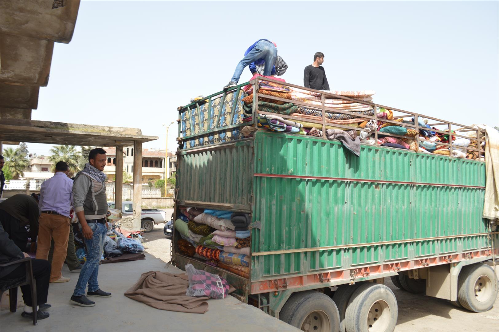 Residents of Girgê Legê, Dêrik donate for Afrin people