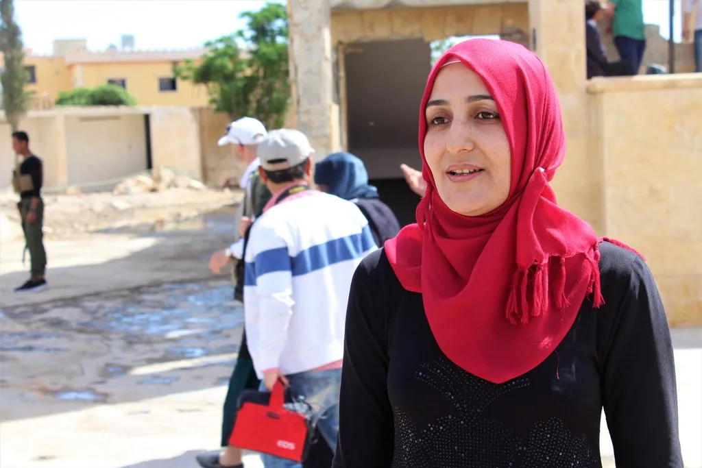 Christans raise cross in al-Tabqa city ,Muslims congratulate ,Christans cries joyfull