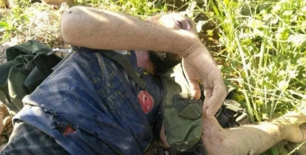IS gangs wear T-shirt with Turkish flags