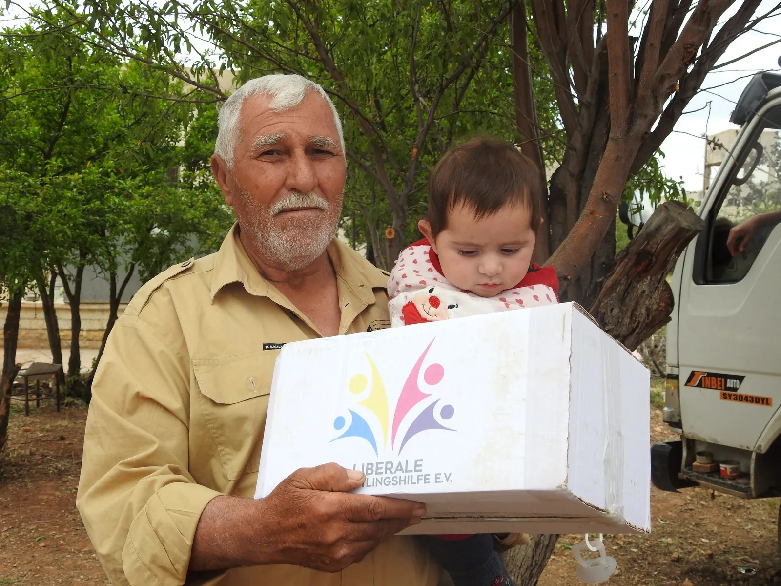 Kurdish Red Crescent in coordination with "LIBERALE" distribute aid to Yazidis