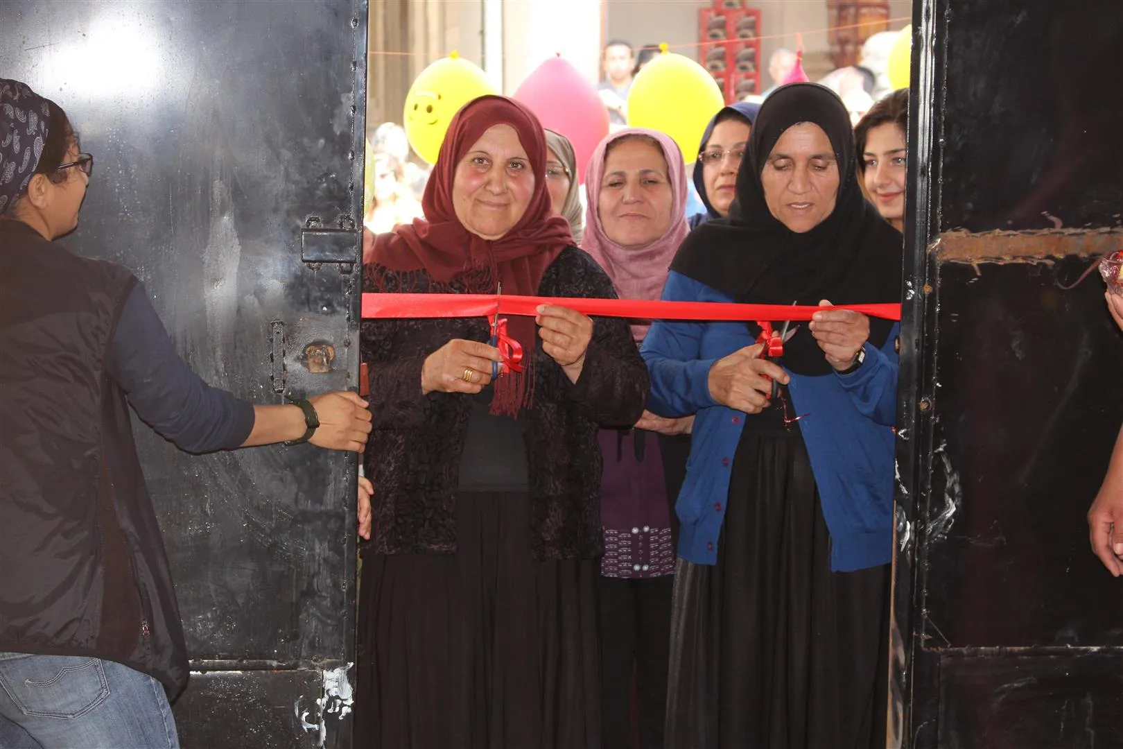 1st women's market opened in Rojava