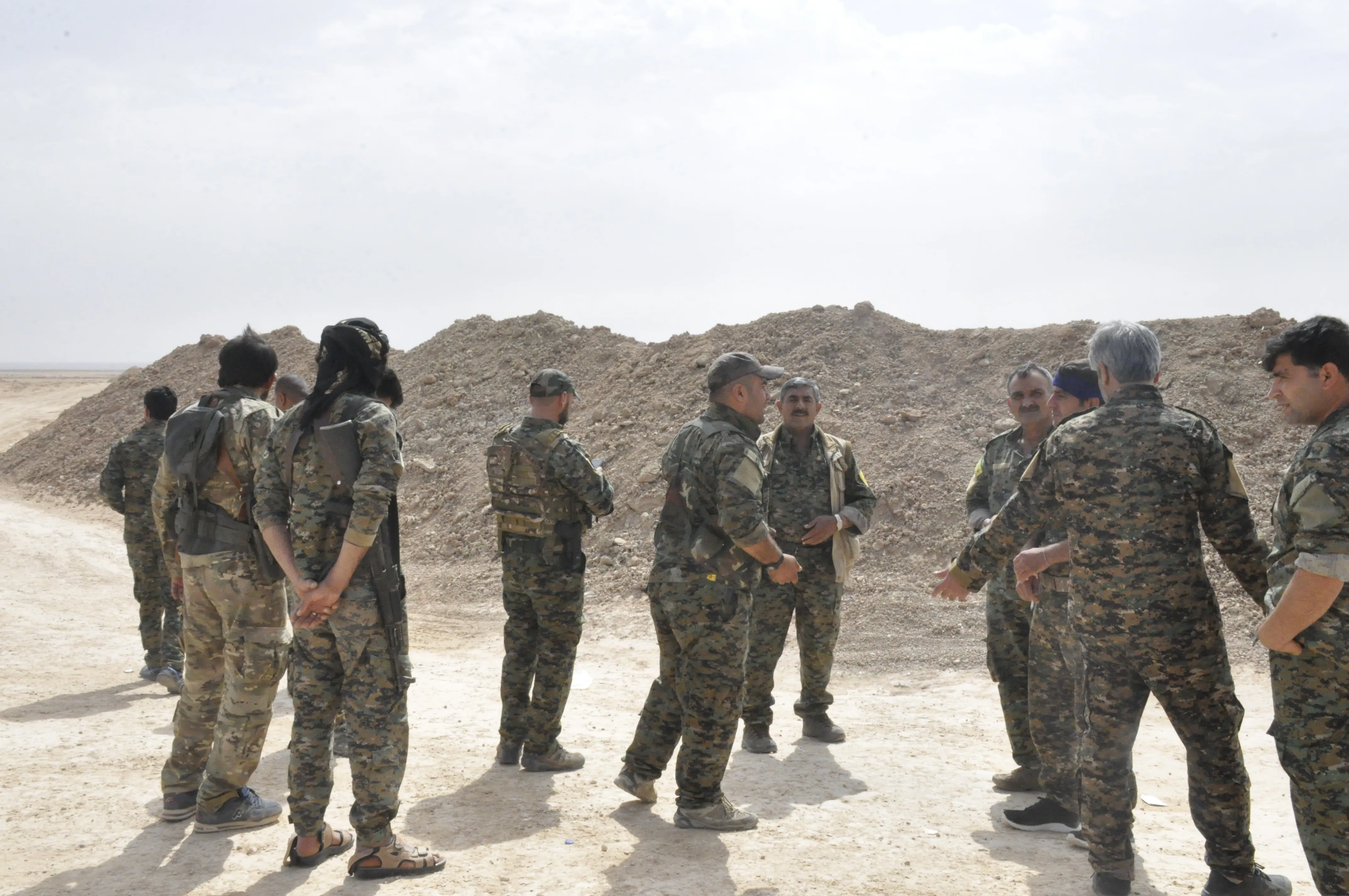 Civilians aim to ISIS ... SDF Special Forces enter contact line to save them