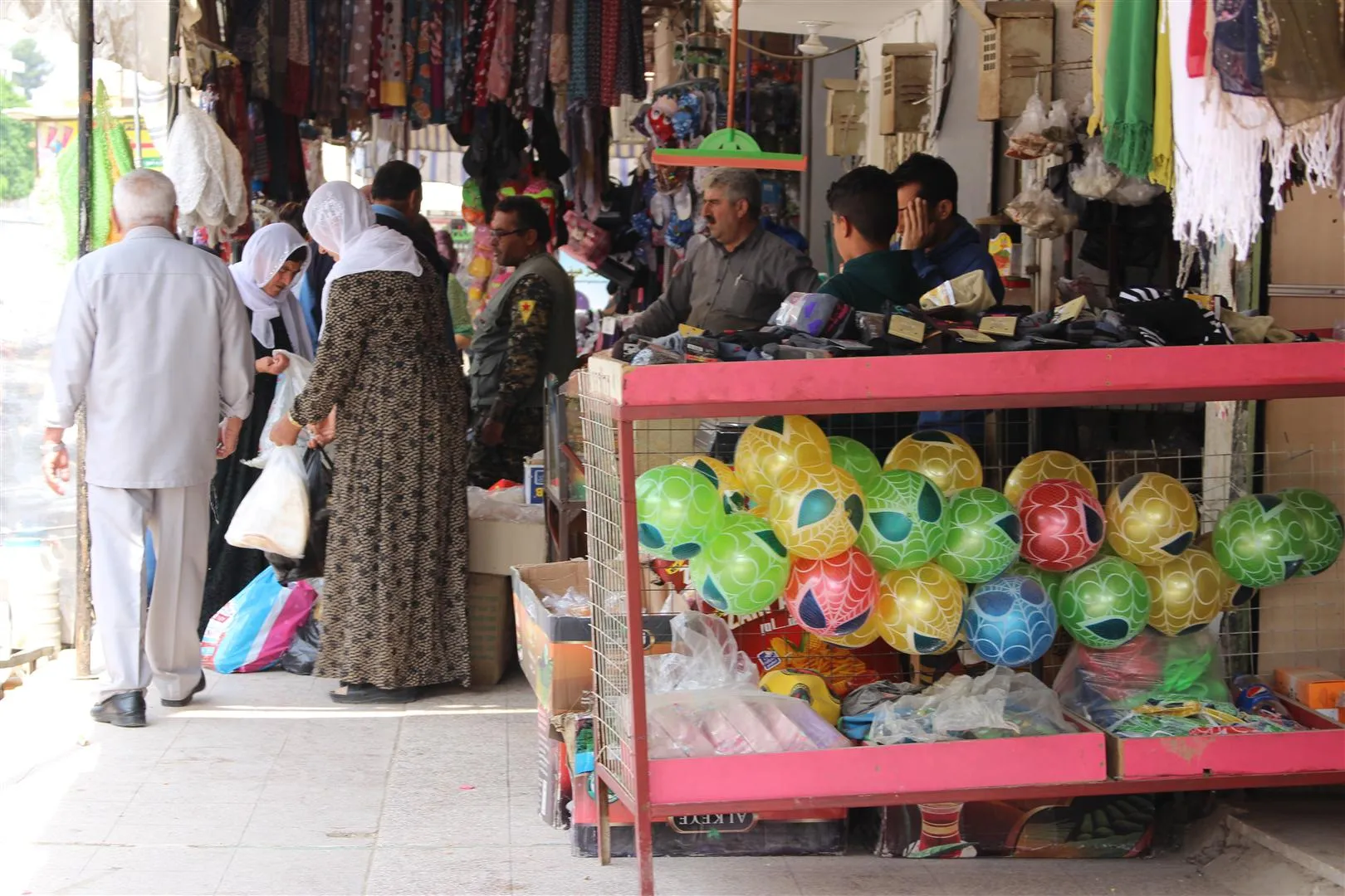 Dêrik people suffer of crowded sidewalks, municipality just fines violators