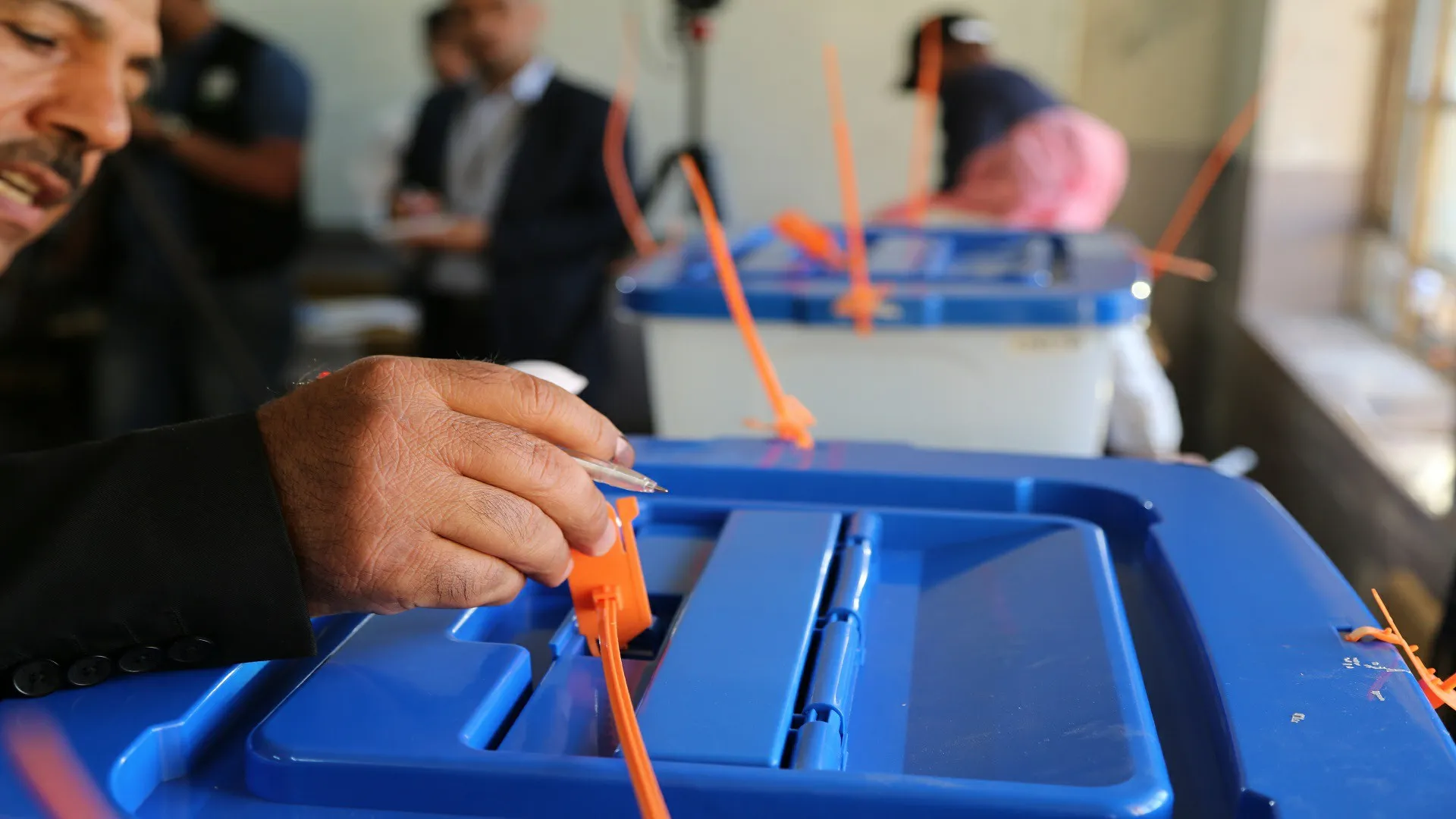 Ballot boxes closed, sorting votes started in Iraq