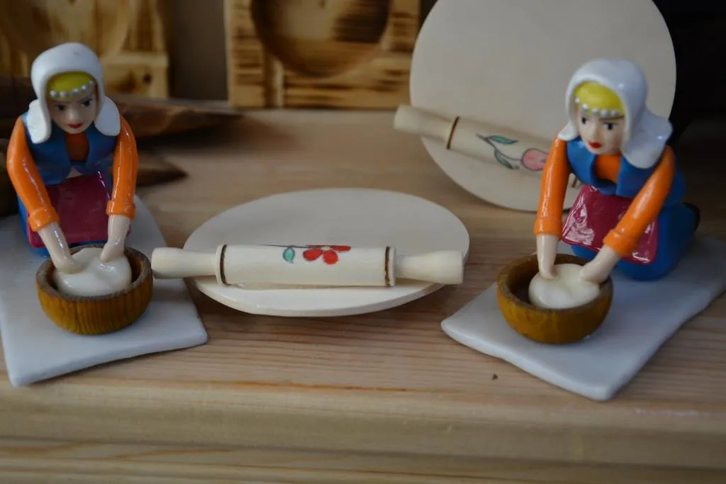 Manufacture of wooden models … Art inherited by talented fingers