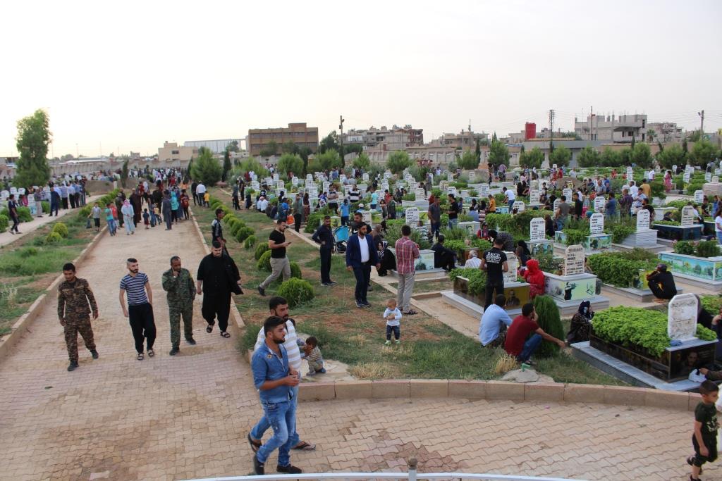 Qamishlo people visit martyrs' shrines in Eid al-Fitr