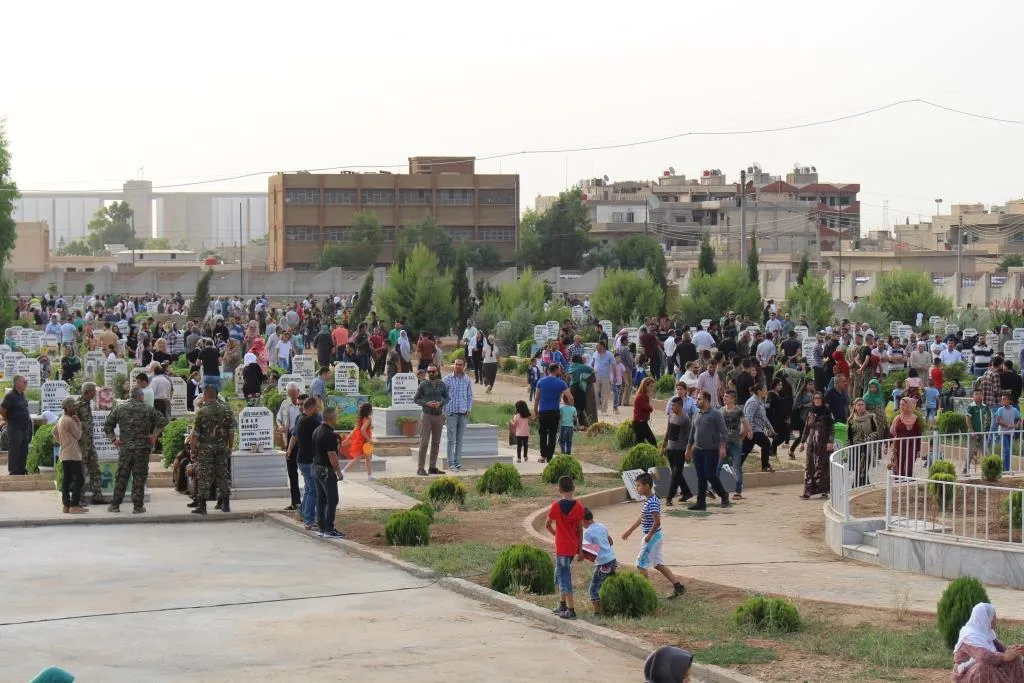 Qamishlo people visit martyrs' shrines in Eid al-Fitr