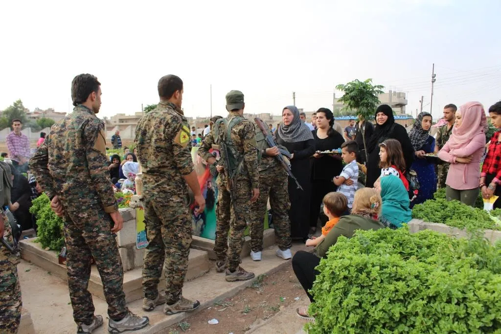Qamishlo people visit martyrs' shrines in Eid al-Fitr