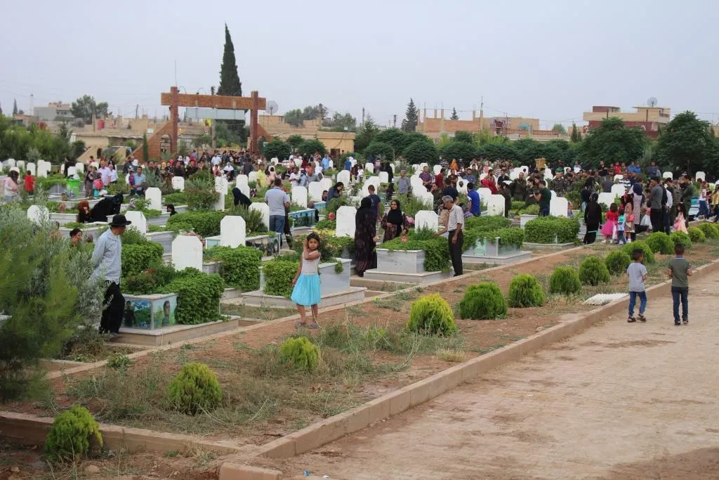 Qamishlo people visit martyrs' shrines in Eid al-Fitr