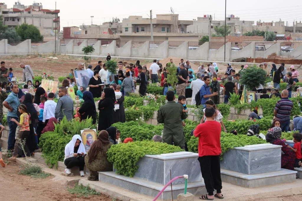 Qamishlo people visit martyrs' shrines in Eid al-Fitr