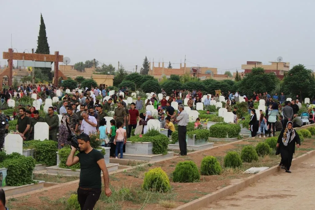 Qamishlo people visit martyrs' shrines in Eid al-Fitr