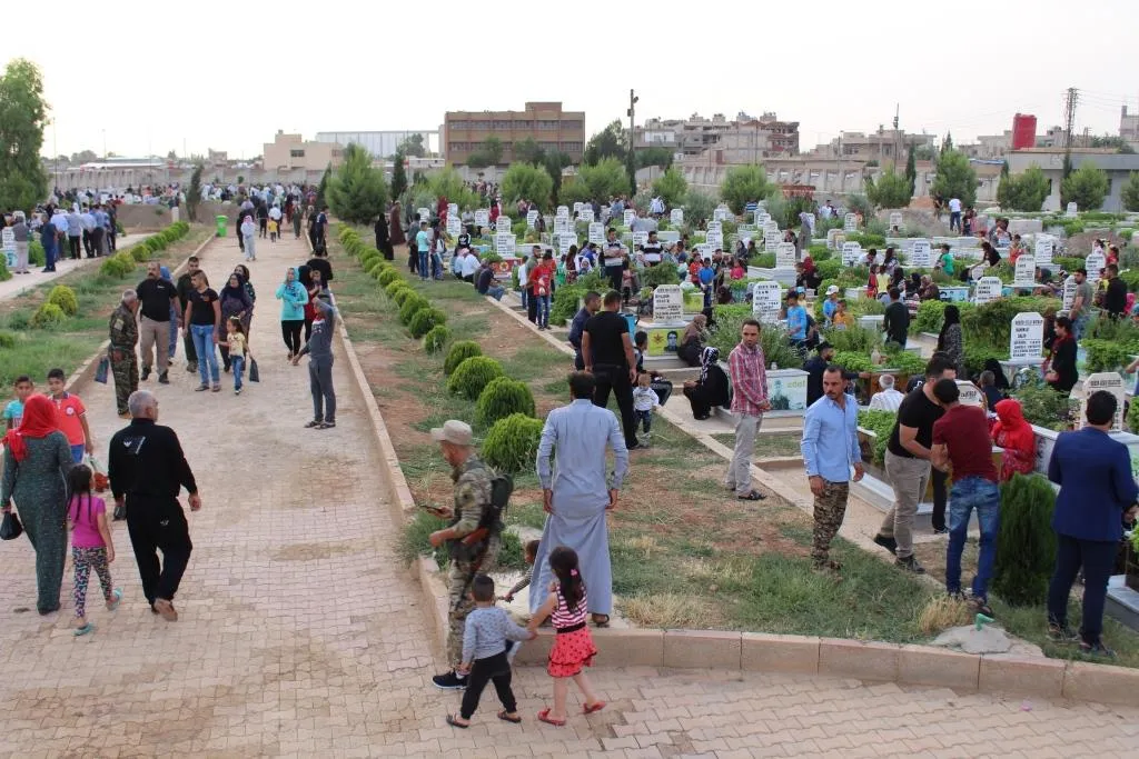 Qamishlo people visit martyrs' shrines in Eid al-Fitr
