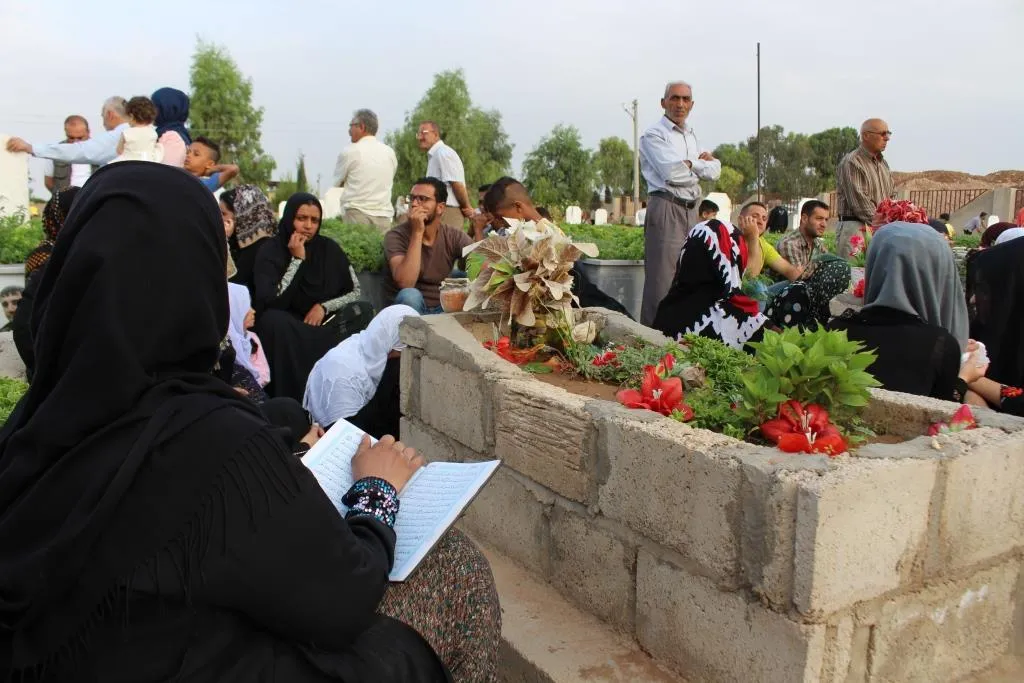 Qamishlo people visit martyrs' shrines in Eid al-Fitr