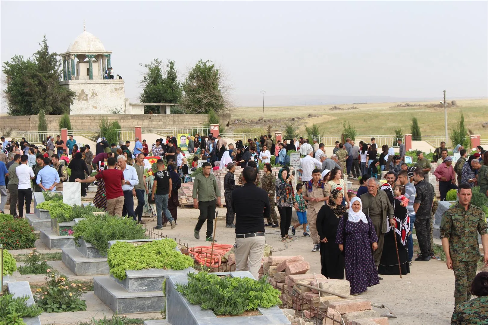 Qamishlo people visit martyrs' shrines in Eid al-Fitr