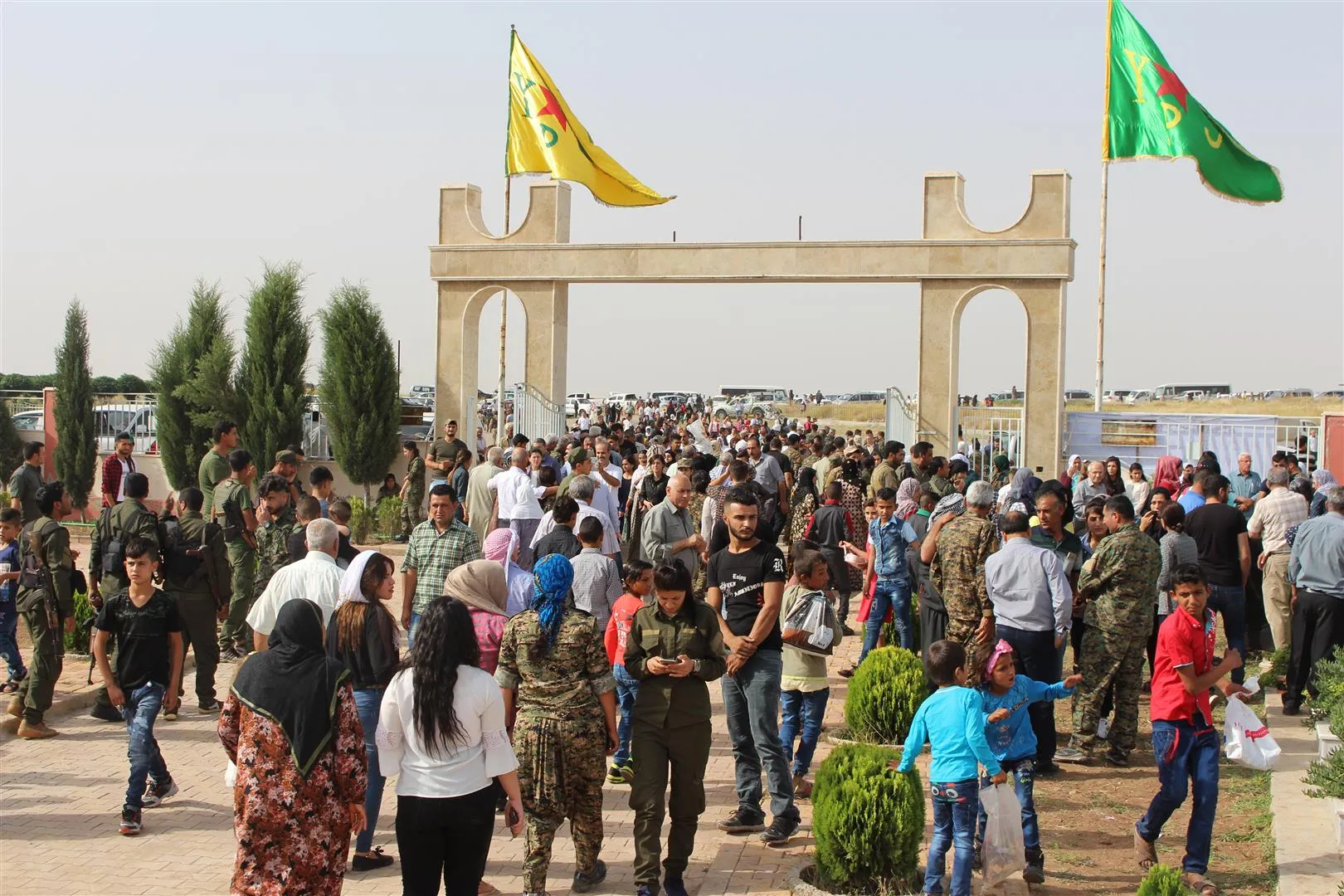 Qamishlo people visit martyrs' shrines in Eid al-Fitr
