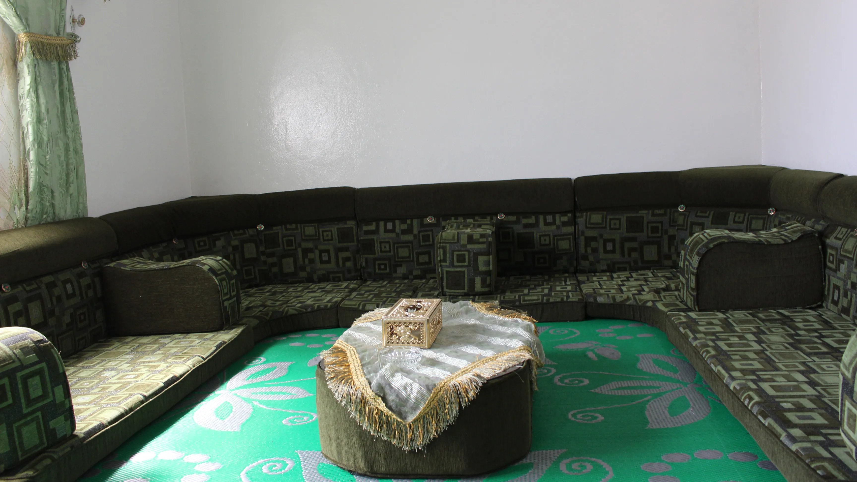 First workshop of couch "Arab seat" in Tirbespiyê by women